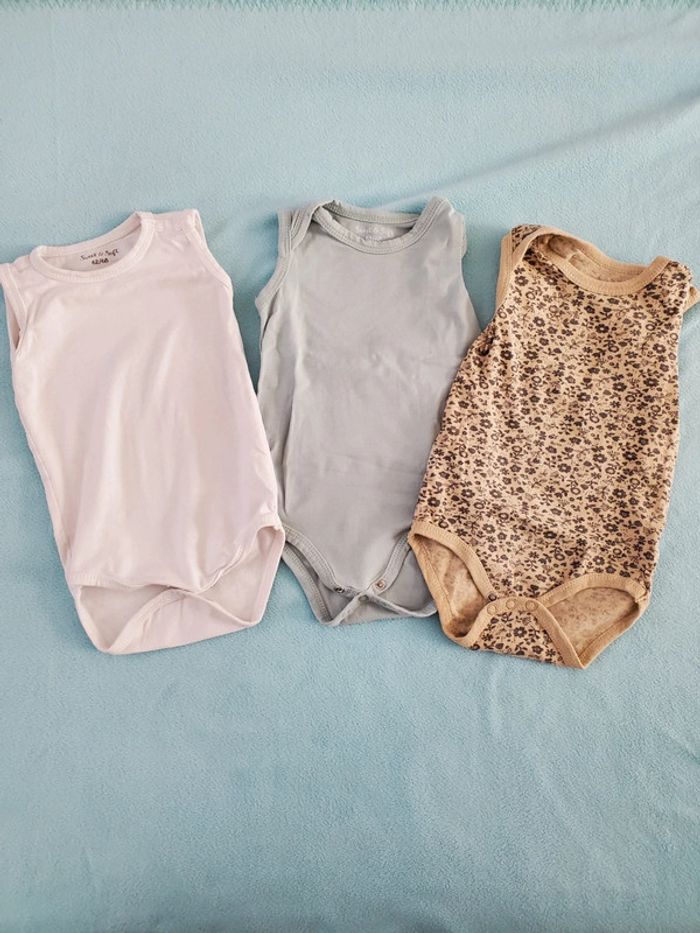 Lot 3 bodies sans manches 6 mois