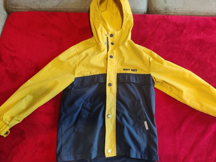 Parka jaune et bleu marine