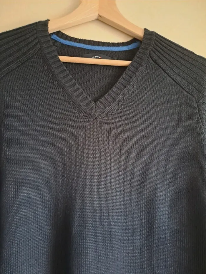 Pull homme noir celio L super état sans défaut photos avec et sans flash - photo numéro 4
