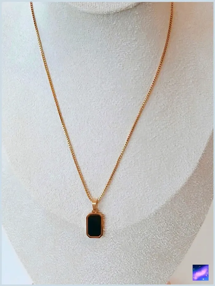 Collier doré pendentif noir rectangulaire – minimaliste et chic - photo numéro 2