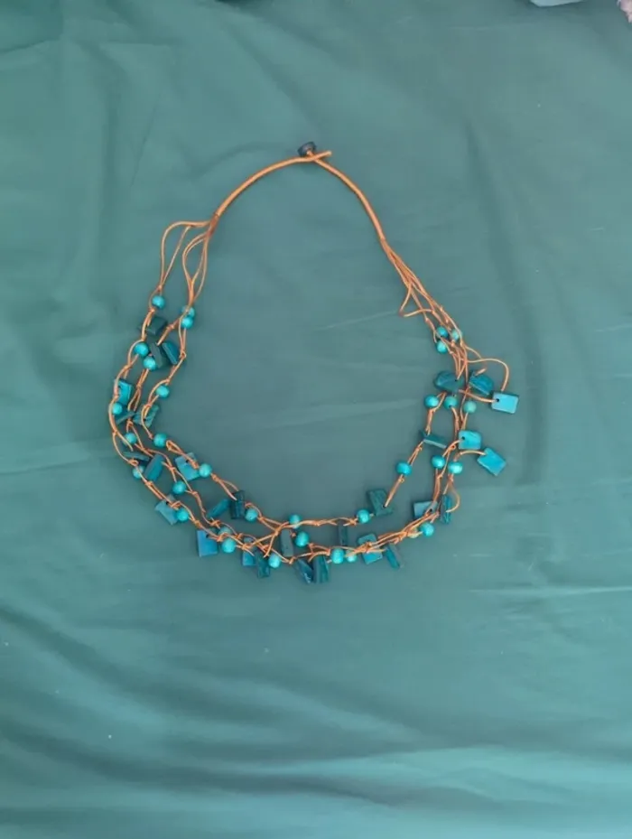 Collier bleu