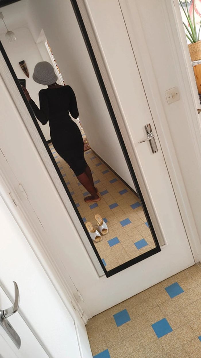 Petite robe noire gainante - photo numéro 12