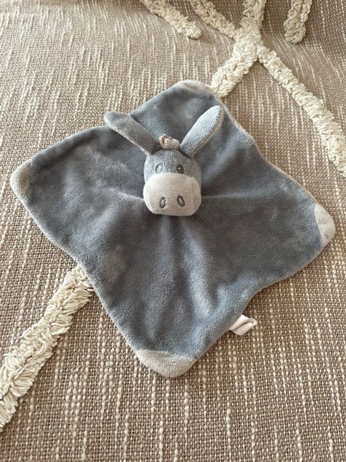 Peluche doudou plat 21cm FIP objet pub ane gris et blanc très bon état