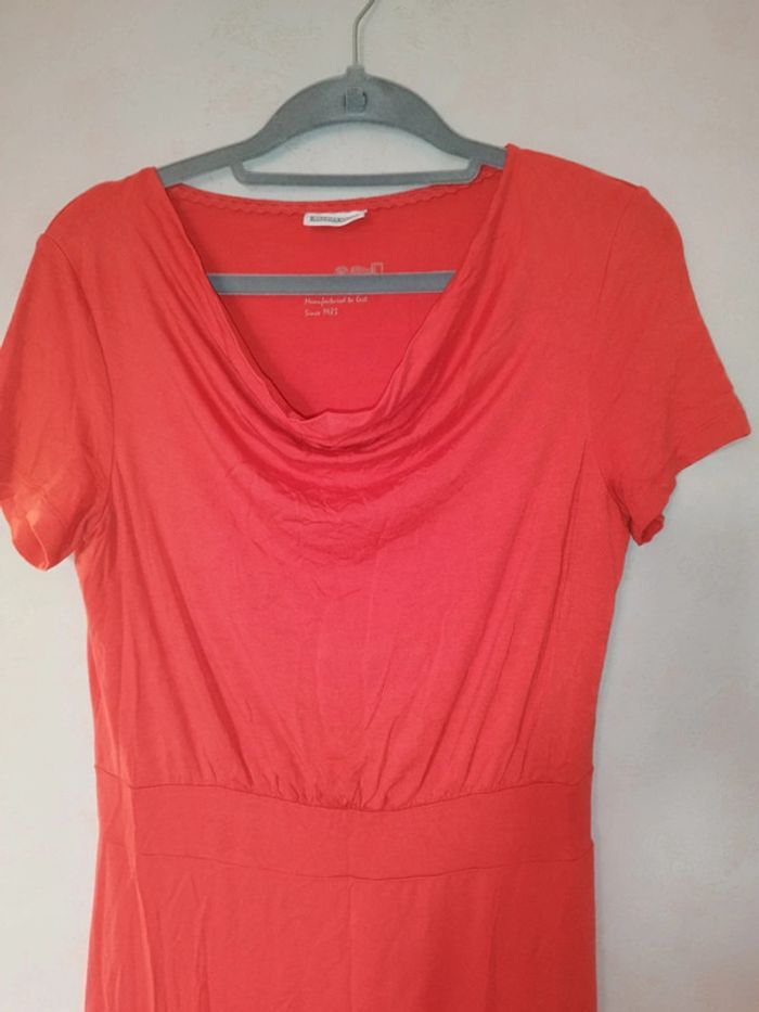 Robe élégante et sobre - photo numéro 2