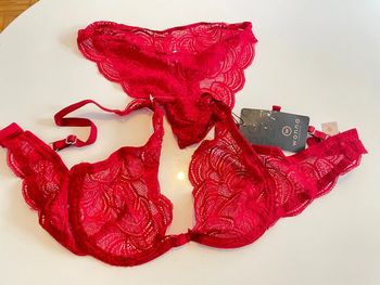 Ensemble en dentelle rouge 75B/M