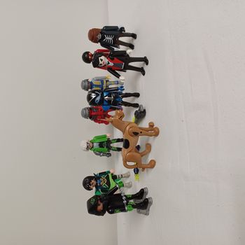 Lot de 9 personnages + 1 chien playmobil