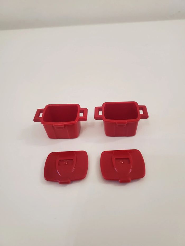 Playmobil accessoires 2 caisses boîtes de rangement rouges avec couvercle ouvrable très bon état - photo numéro 2