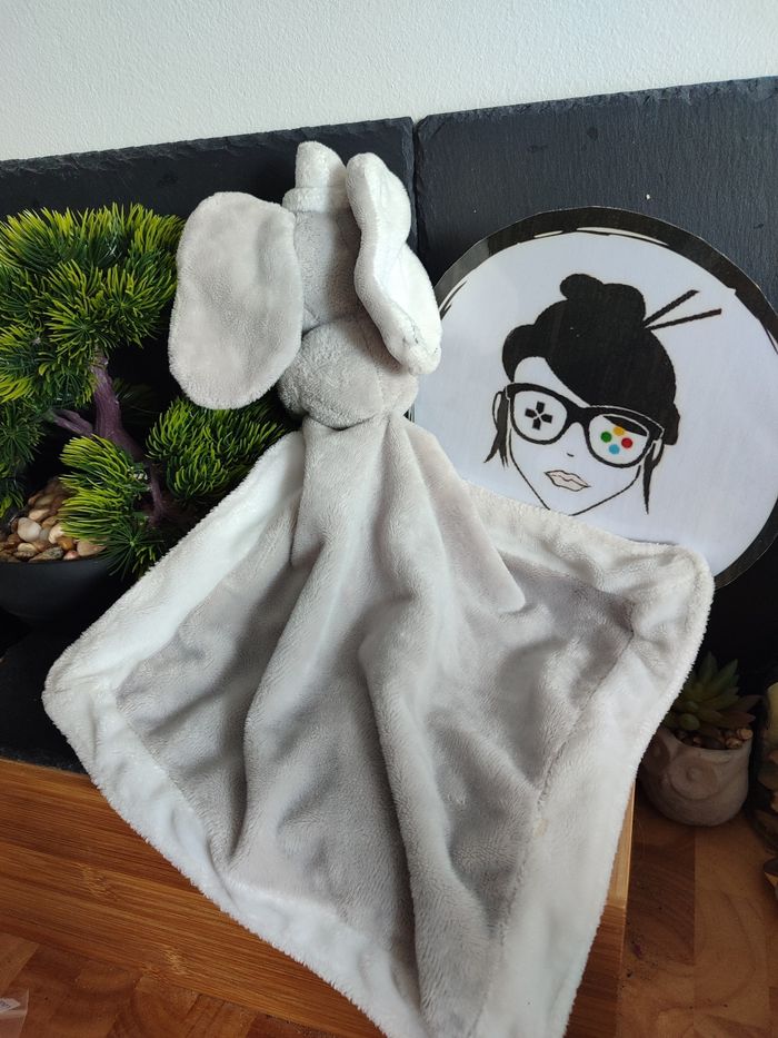 doudou éléphant Dumbo Disney gris blanc mouchoir couture bleu chapeau DD003506 - photo numéro 2