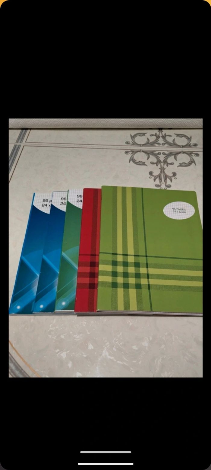 Lot de cahiers grand format à petits carreaux 96 pages. Taille 24x32 cm