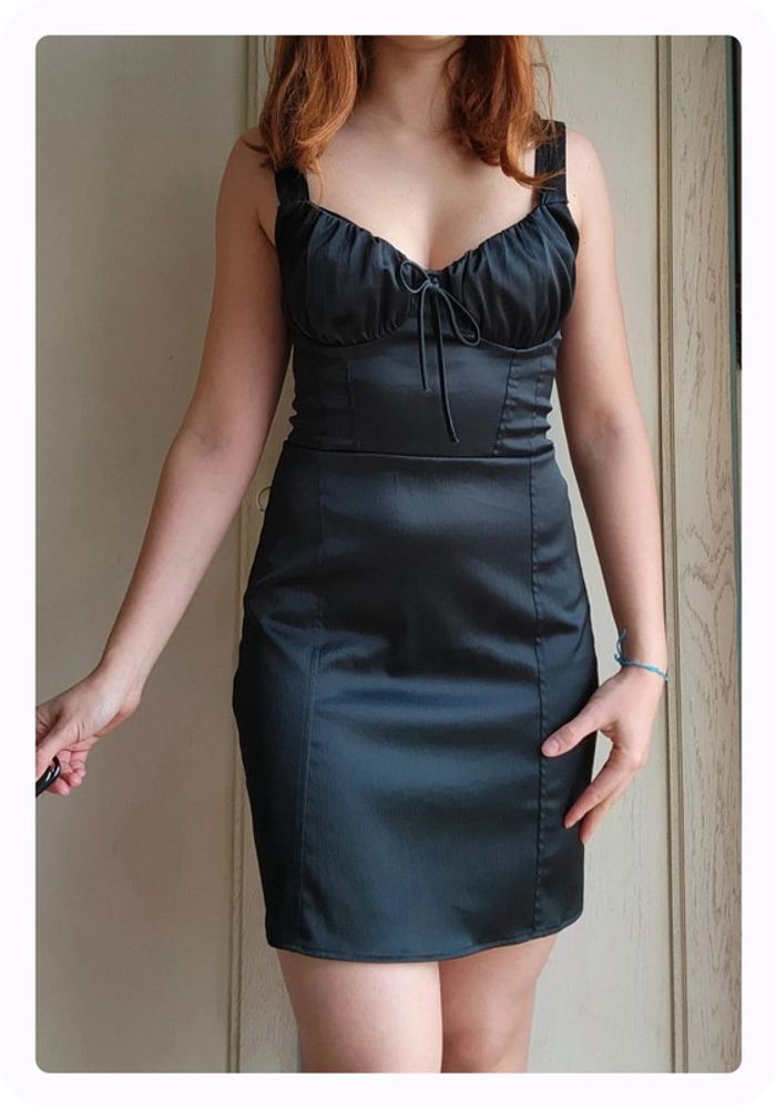 Robe noire satinée ajustée Bershka - photo numéro 2