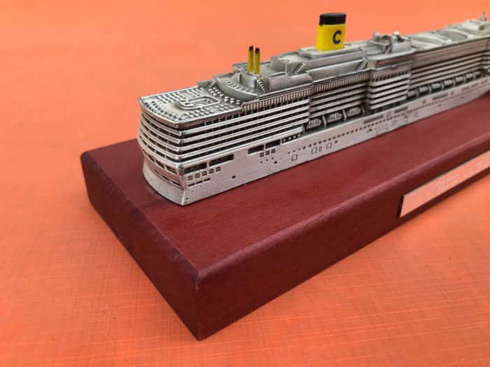 Bateau de Croisière Costa Luminosa Métal argenté patiné Socle en bois finition acajou. - photo numéro 5