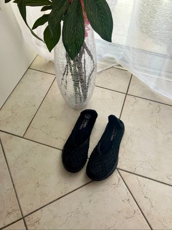 Très belles Skechers noires T. 38,5-39 Neuves