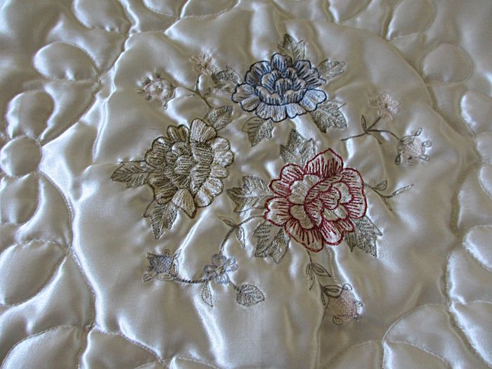Couvre-lit écru en satin avec broderies, matelassé - photo numéro 4