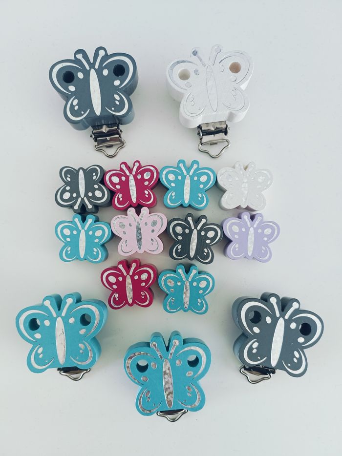 Perles et clips en bois papillons