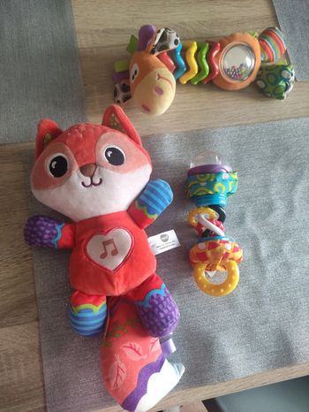 Lot de 3 jouets bébé. Renard et hochets