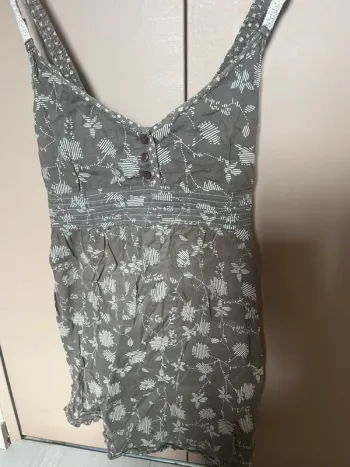 top marrons fleuris avec boutons