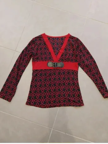 Haut noir et rouge avec boucle T36