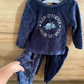 Ensemble pyjama 1 haut. 2 pantalons. Neuf.  18 mois.