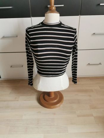 Pull court taille S à rayures