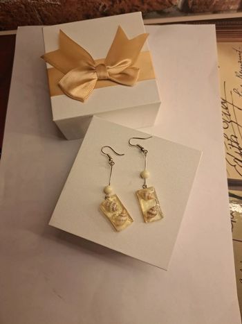 Boucles d'oreilles pendante en résine avec coquillages