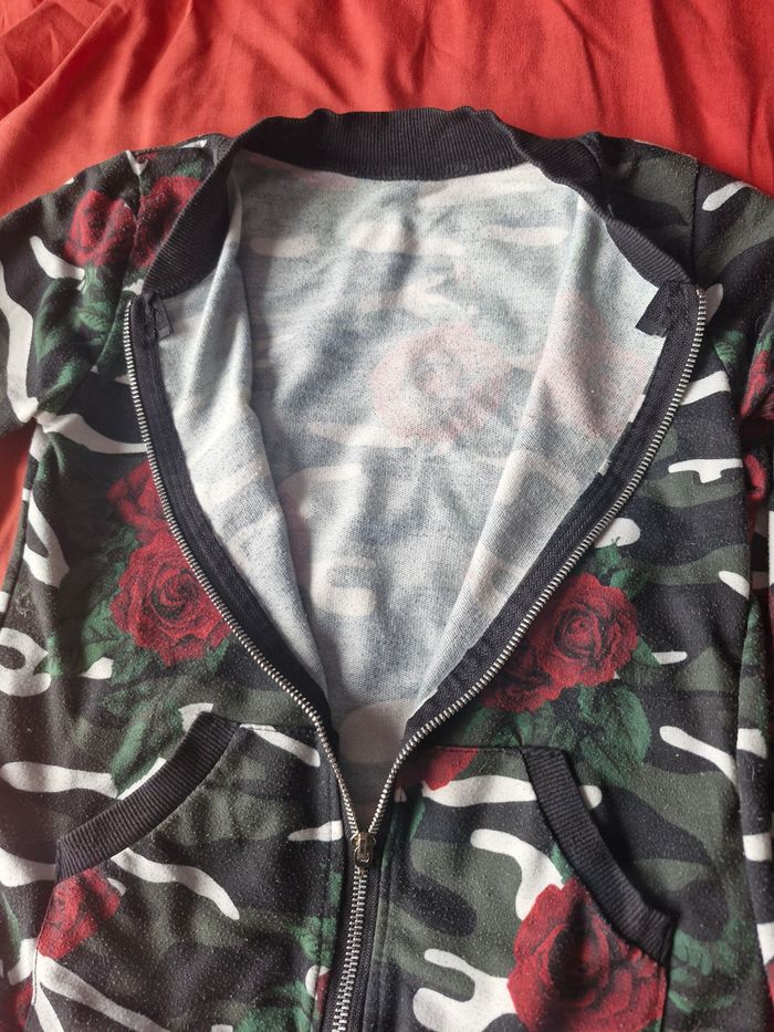 Superbe veste zippée camouflage et roses - photo numéro 6