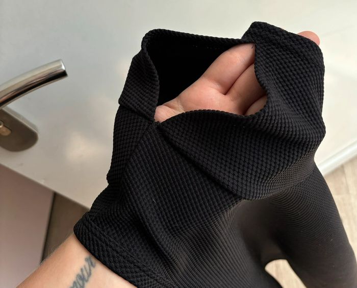 Robe noir ouverture sur les épaules 🖤 Taille M - photo numéro 3