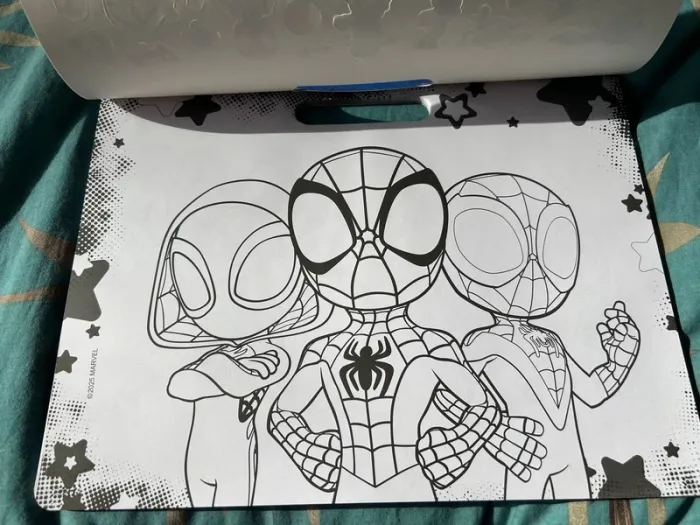 Grand livre de coloriage avec stickers / gommettes spidey neuf - photo numéro 2