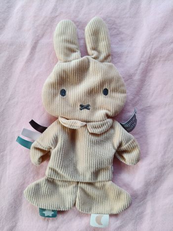 Petit doudou plat lapin Miffy beige bleu