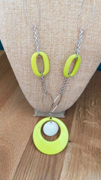 Collier vintage argenté et vert citron – Collection Émeraude Urbaine
