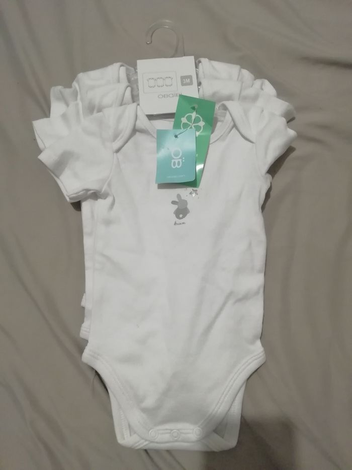 Lot de 3 bodies neuf