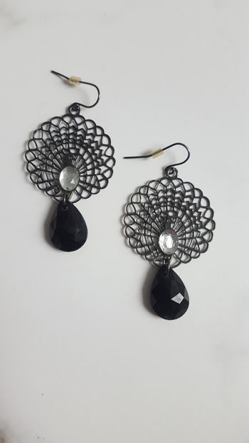 Boucles d'oreilles gris foncé dentelle