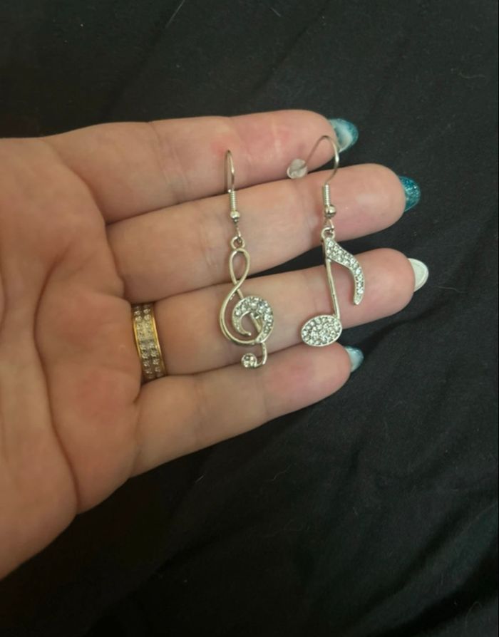 Boucles d’oreilles 🎶 NEUVES pour femme en forme de notes de musique couleur argenté - photo numéro 4