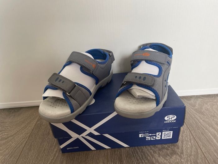Chaussures Sandales Claquettes de la marque Geox Pointure 32 comme neuves en boîte d’origine Portées 30 minutes tout au plus - photo numéro 2