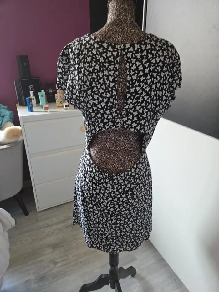 Jolie Robe de chez kookai en taille 42 - photo numéro 3