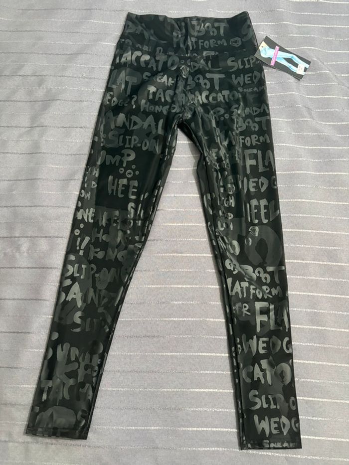 Beau legging simili noir taille haute avec inscriptions effet 3D holographique Neuf