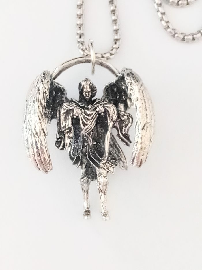 Chaîne + pendentif religieux