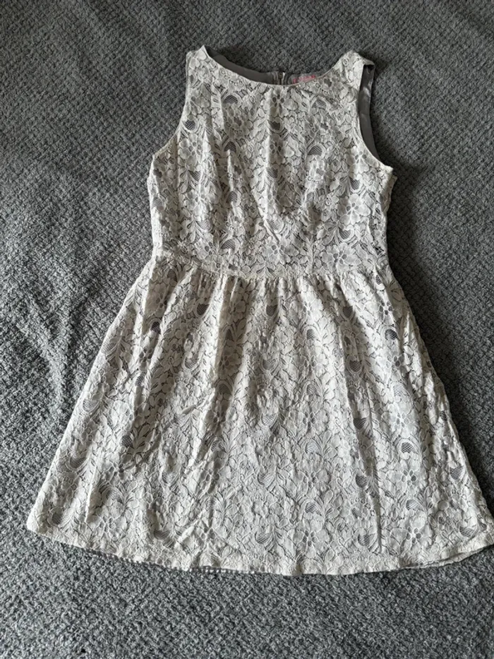 Robe sans manche en dentelle doublé (38)