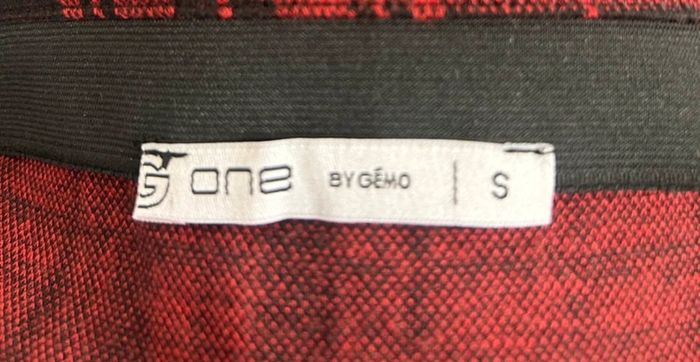 Jupe courte rouge et carreaux noirs  S GEMO - photo numéro 3