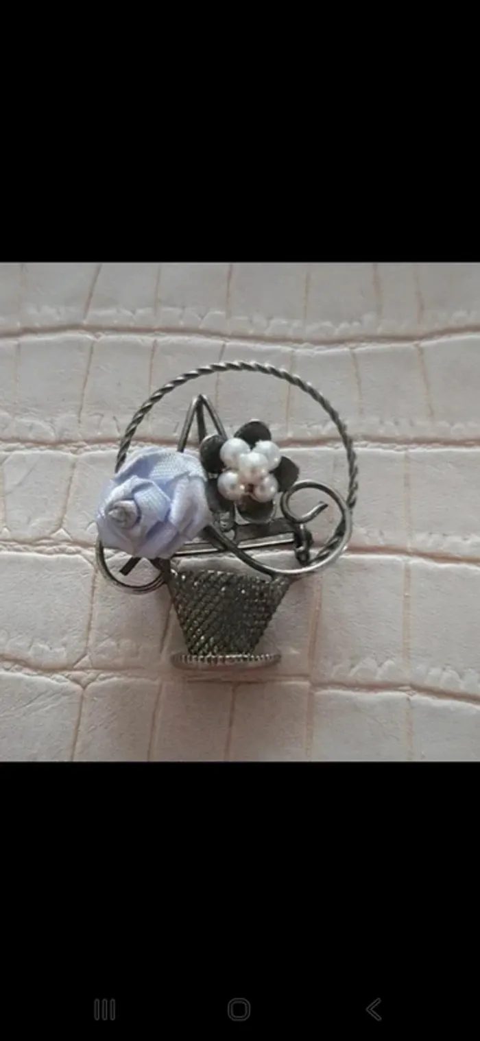 Broche representant un panier