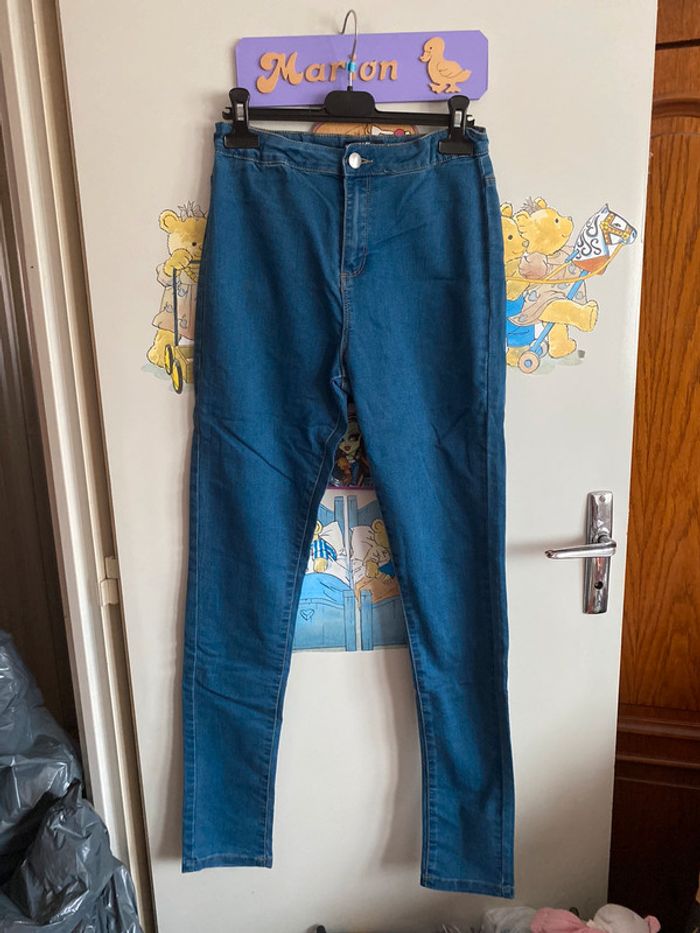 Pantalon bleu super skinny, taille S, marque Kiabi.