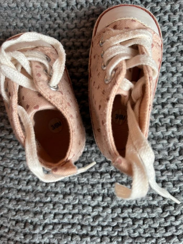 Chaussures bébé fille motif cœurs - photo numéro 2