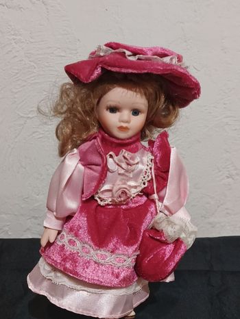 Poupée en porcelaine