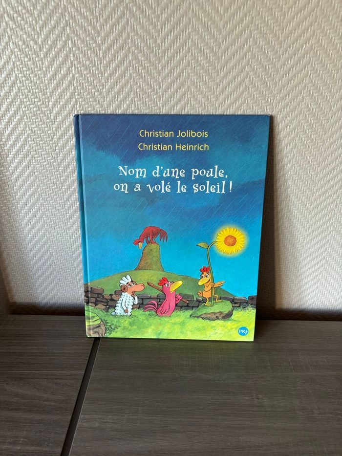 Livre nom d’une poule on a volé le soleil - photo numéro 1