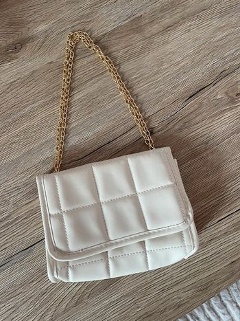 Petit sac beige avec chaîne