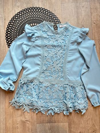 Chemisier bleu dentelle
