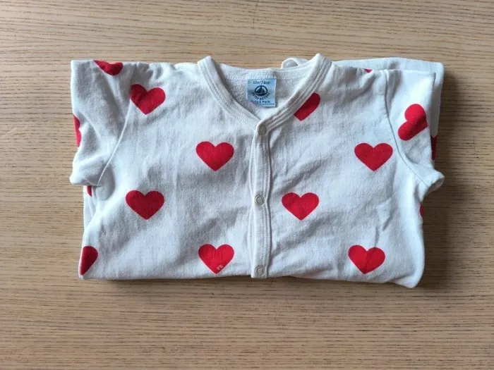 Pyjama Petit Bateau iconique cœurs rouges  Taille 12 mois