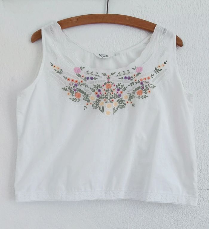 Haut court avec broderie et dentelle 42/44 Création Payelle