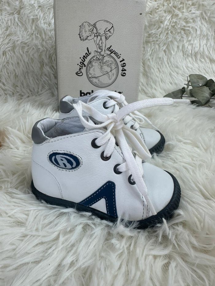 Paire de chaussures Babybotte blanche taille 18 - photo numéro 2