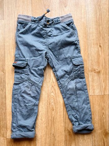 Pantalon bleu en taille trois ans de chez  Gemo.