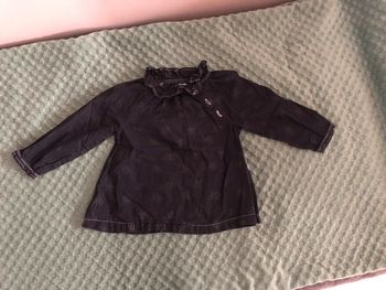 Très jolie blouse noire pailletée taille 24 mois